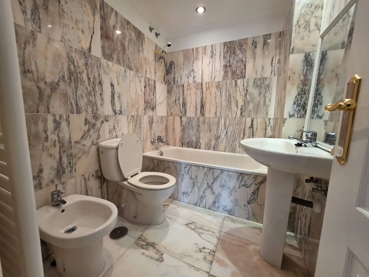 Baño de Piso de alquiler en A Coruña Capital  con Calefacción