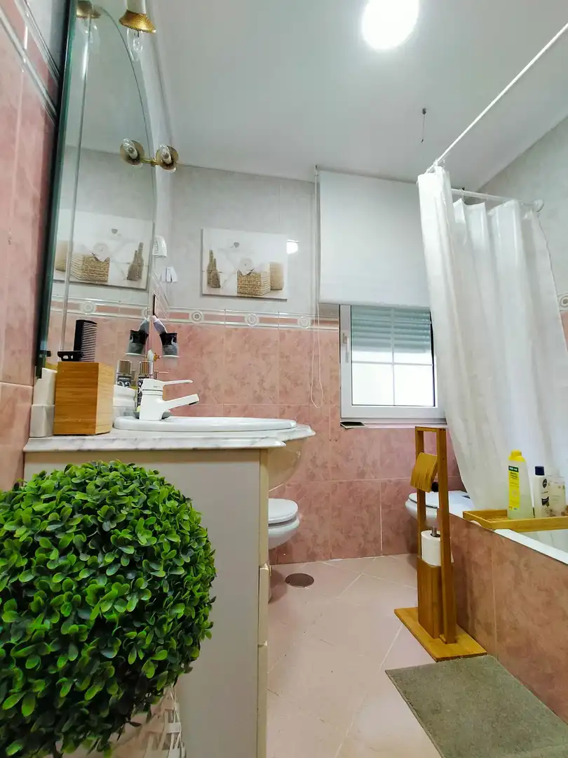 Badezimmer von Dachboden zum Verkauf in Pravia mit Heizung, Terrasse und Möbliert