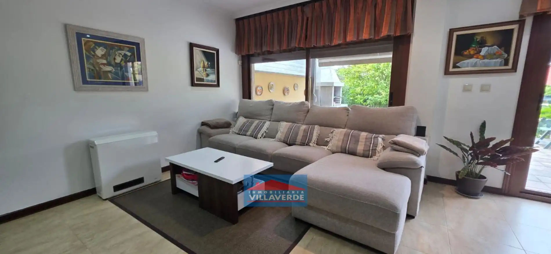 Sala de estar de Casa adosada en venta en Cangas  con Calefacción, Terraza y Trastero