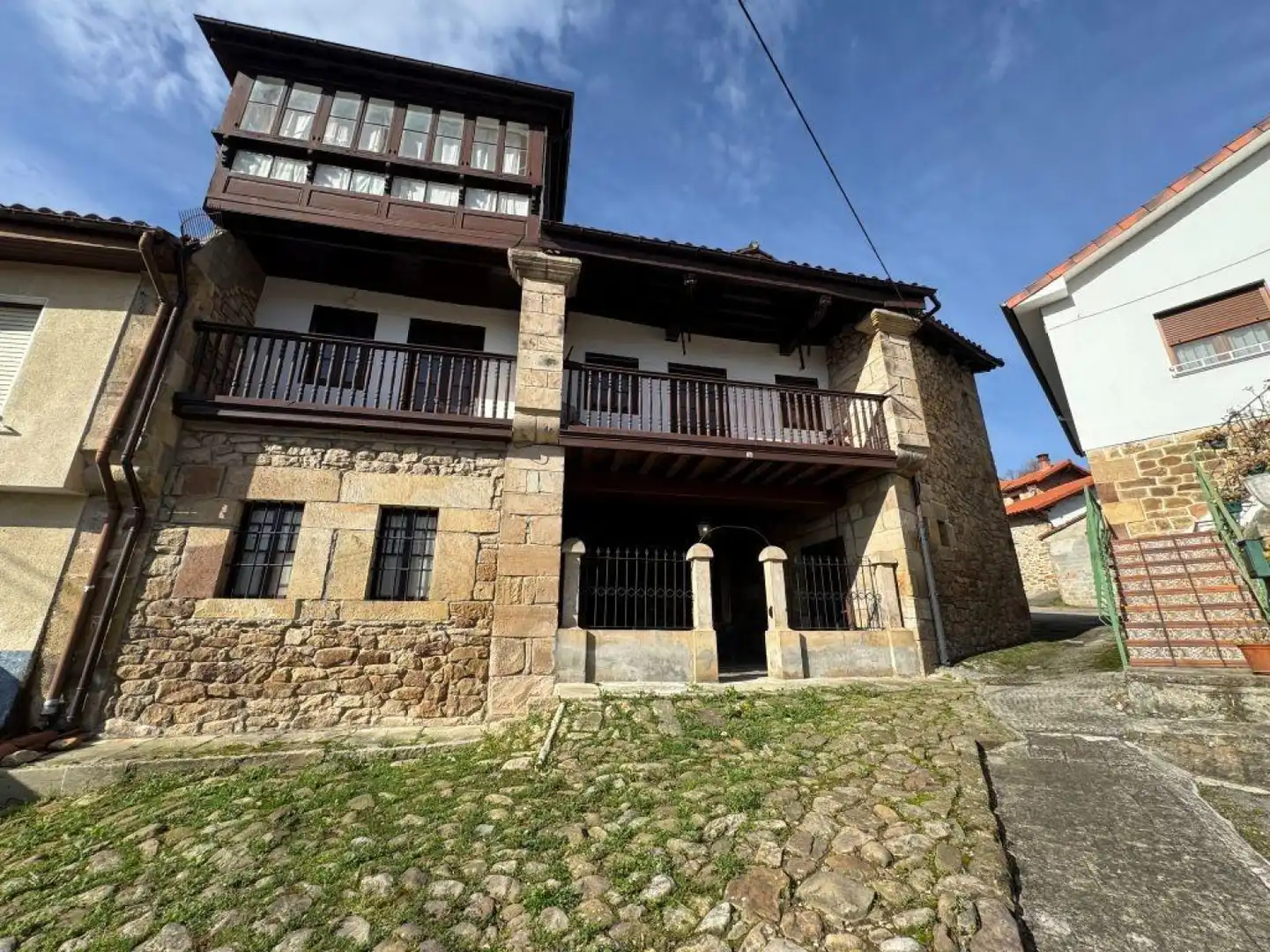 Vista exterior de Casa adosada en venda en Arenas de Iguña amb Terrassa, Traster i Balcó