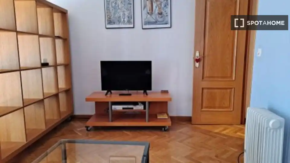 Piso de alquiler en Cortes - Huertas