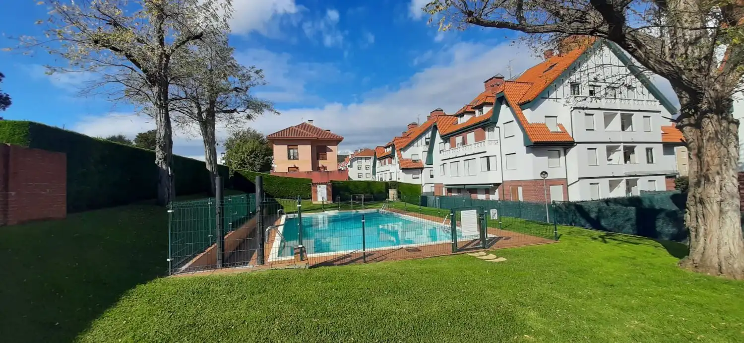 Piscina de Dúplex en venta en Bárcena de Cicero con Calefacción, Terraza y Trastero