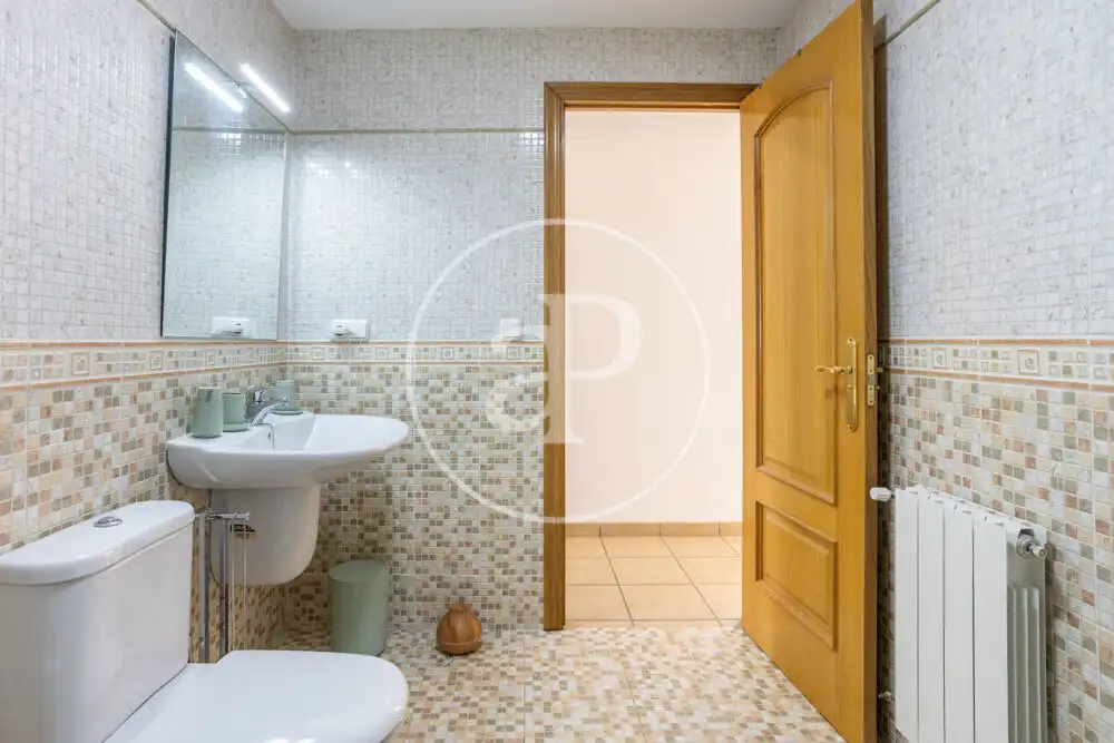 Badezimmer von Wohnung zum Verkauf in Onda mit Heizung, Abstellraum und Balkon