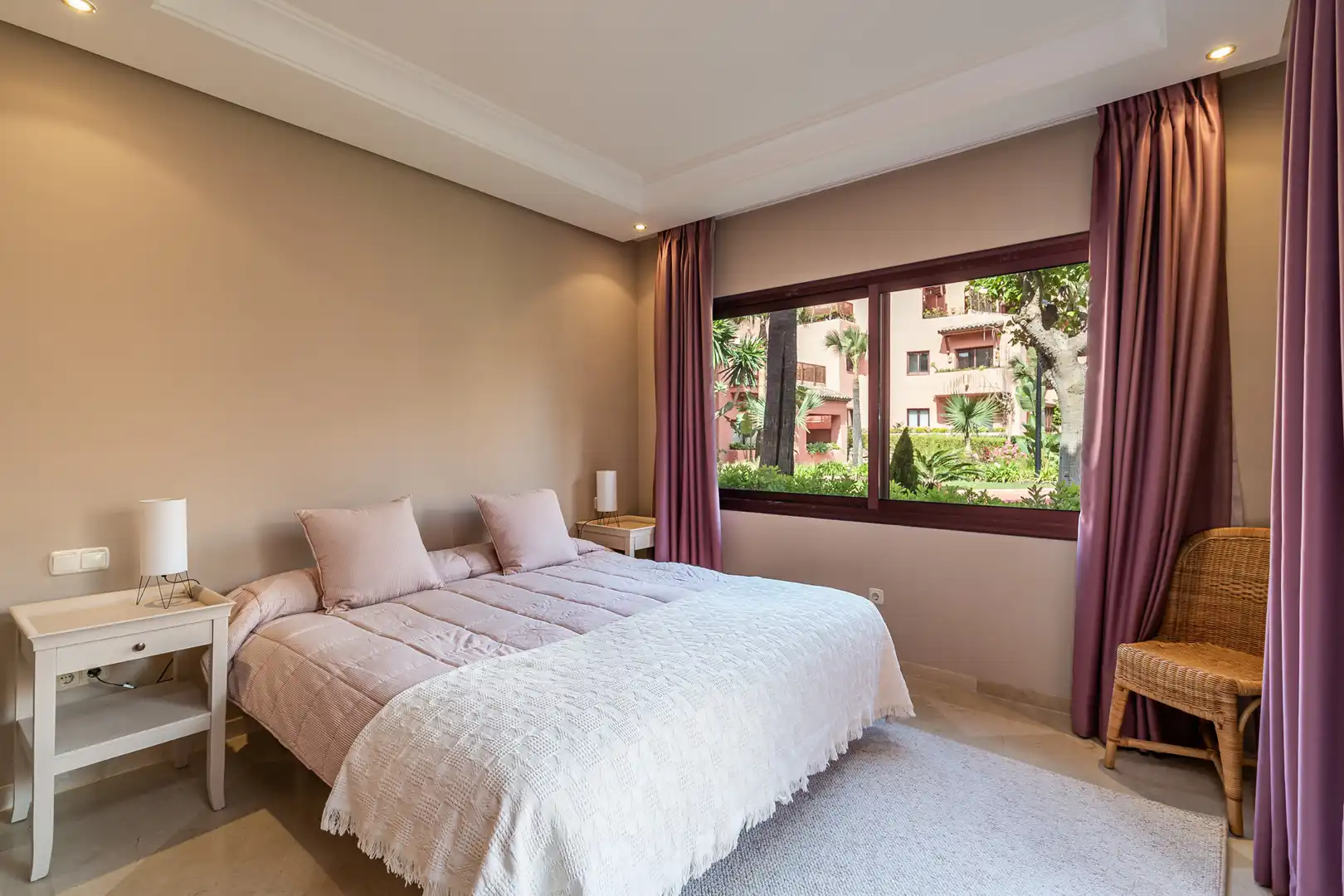 Habitación de Planta baja de alquiler en Estepona con Aire acondicionado, Terraza y Piscina