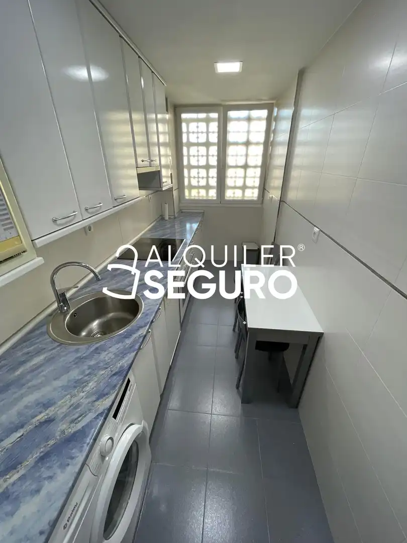 Cuina de Pis de lloguer en Madrid amb Calefacció, Terrassa i Moblat