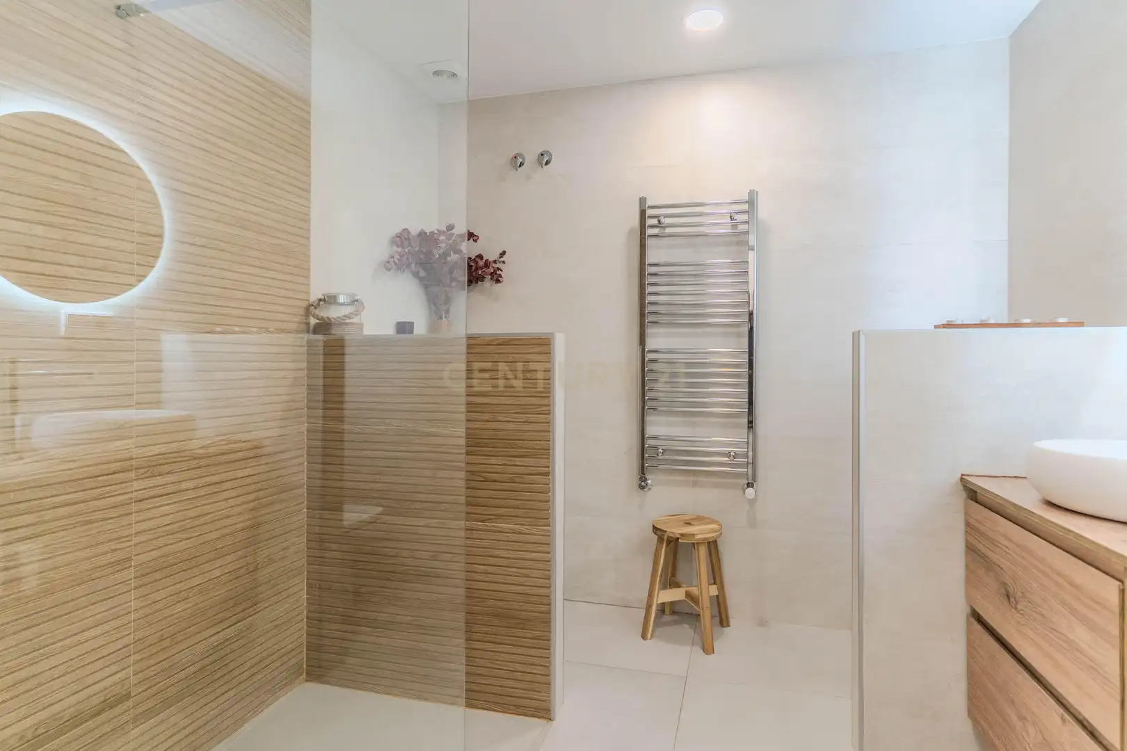 Bathroom of Apartments for sale in Granada  with Oven, Washing machine and Microwave