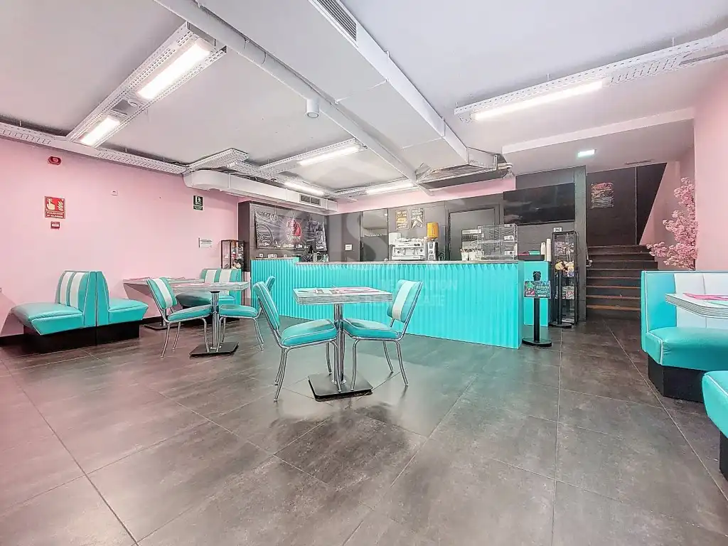 Locale commerciale in affitto a Carrer Isabelle Sandy, 2-4 2-4