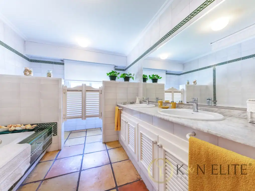 Bany de Casa o xalet en venda en Alicante / Alacant amb Aire condicionat, Jardí privat i Terrassa