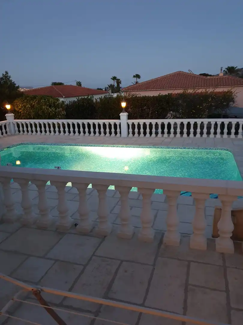 Schwimmbecken von Haus oder Chalet zum Verkauf in L'Alfàs del Pi mit Klimaanlage, Privatgarten und Terrasse