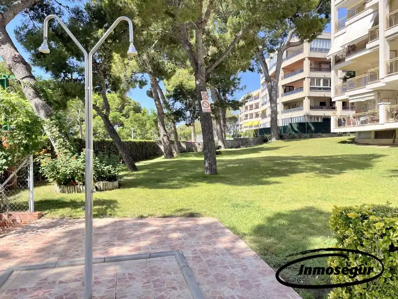 Vista exterior de Piso en venta en Salou con Terraza, Amueblado y Piscina comunitaria