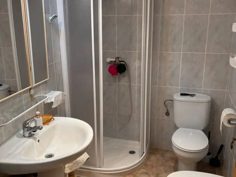 Bany de Casa o xalet en venda en Chulilla amb Aire condicionat, Terrassa i Balcó
