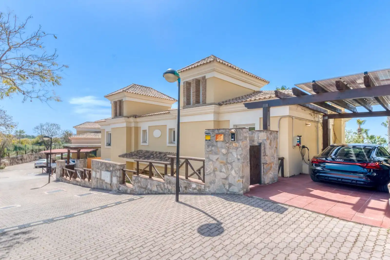 Vista exterior de Casa adosada en venda en Marbella amb Aire condicionat, Jardí privat i Terrassa