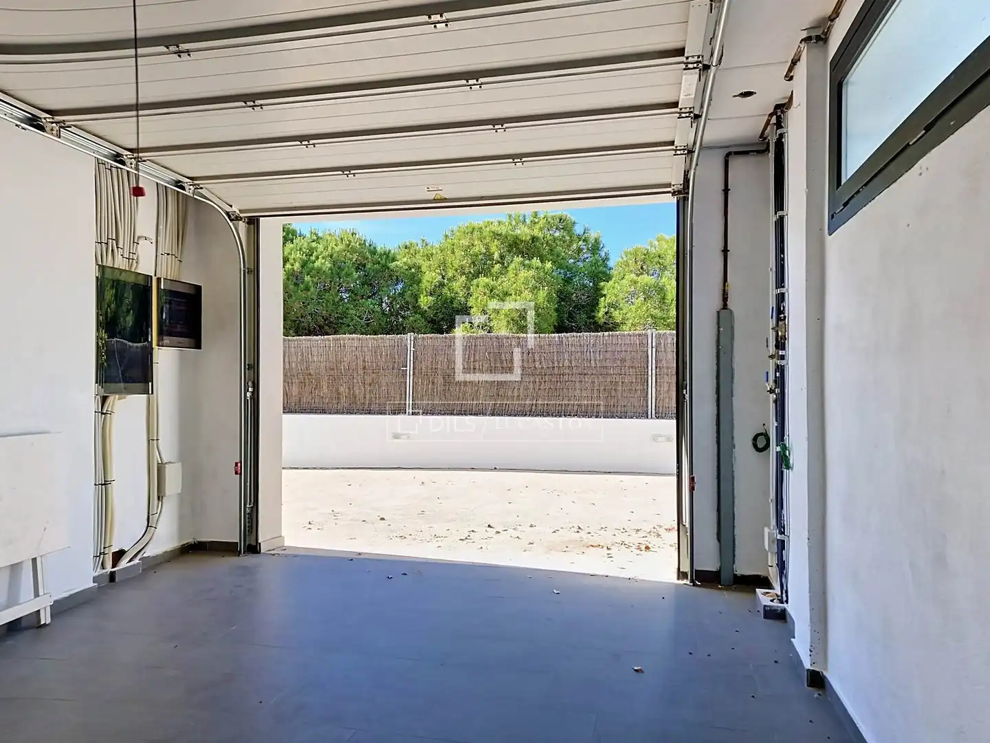 Parkplatz von Haus oder Chalet zum Verkauf in Vilanova i la Geltrú mit Klimaanlage, Heizung und Privatgarten