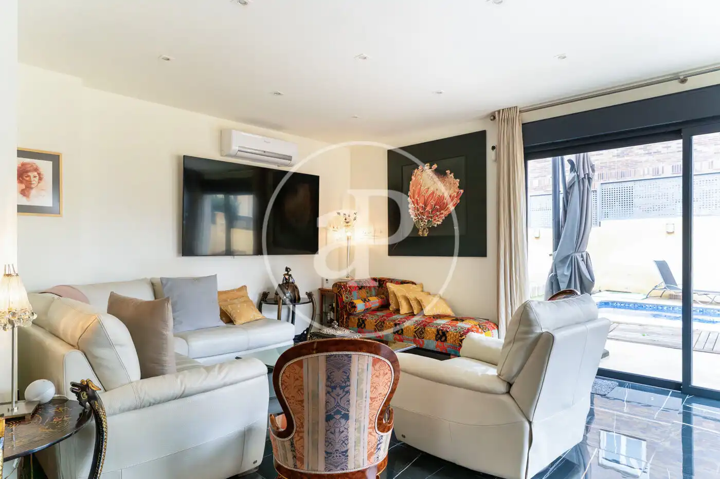 Sala de estar de Casa adosada en venta en Pozuelo de Alarcón con Aire acondicionado, Calefacción y Jardín privado