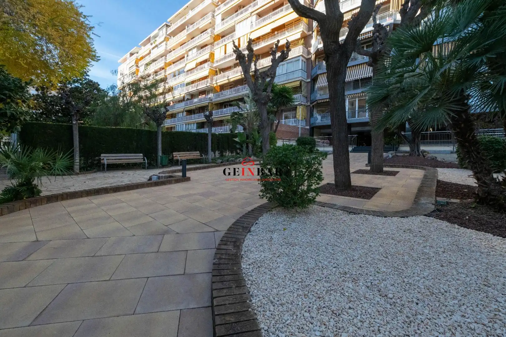 Außenansicht von Wohnung zum Verkauf in Barcelona mit Klimaanlage, Heizung und Privatgarten