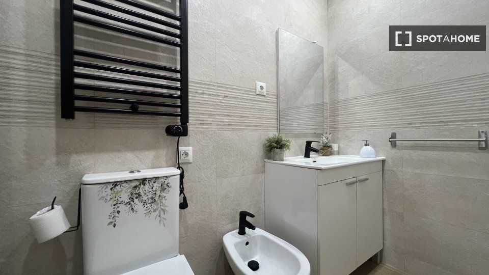 Bany de Pis de lloguer en Leganés amb Aire condicionat, Calefacció i Moblat