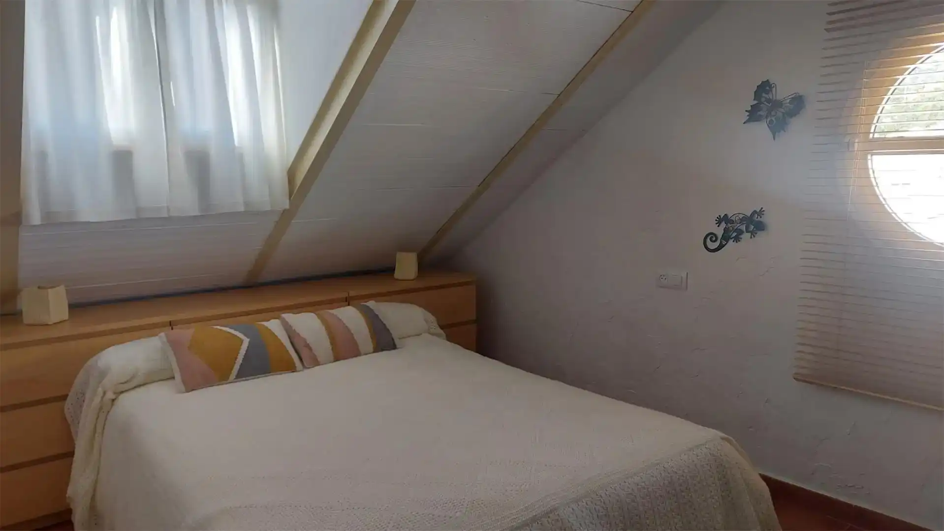 Dormitori de Casa adosada en venda en Ubrique amb Aire condicionat i Balcó