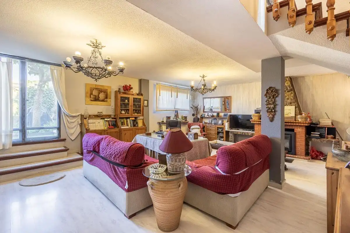 Wohnzimmer von Haus oder Chalet zum Verkauf in Pinos Genil mit Klimaanlage, Heizung und Privatgarten
