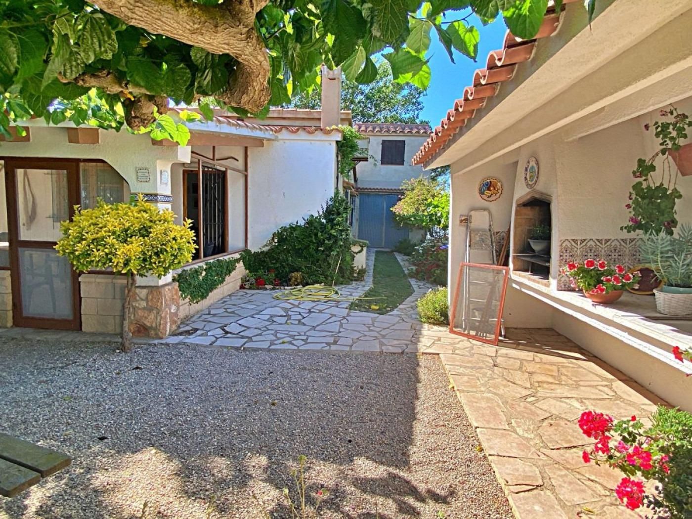 Vista exterior de Finca rústica en venda en Deltebre amb Jardí privat