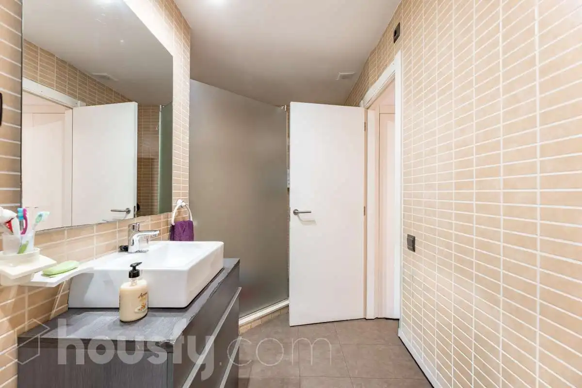 Bathroom of Ground floor for sale in Sabadell  with Air Conditioner, Heating and Parquet flooring