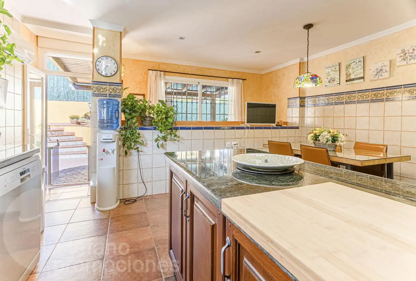 Cuina de Casa o xalet en venda en Málaga amb Aire condicionat, Jardí privat i Terrassa