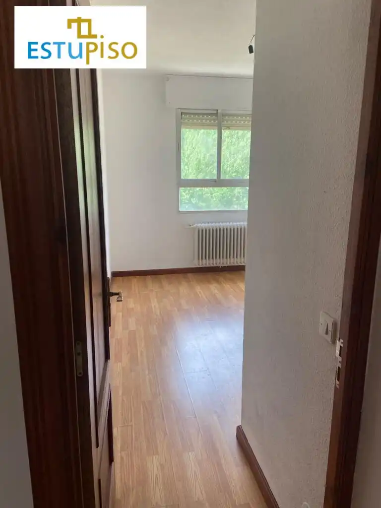 Schlafzimmer von Geschaftsraum zum Verkauf in Matallana de Torío mit Möbliert