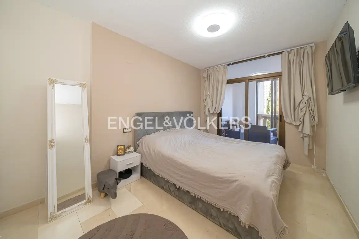 Dormitori de Apartament en venda en Benidorm amb Aire condicionat i Piscina comunitària