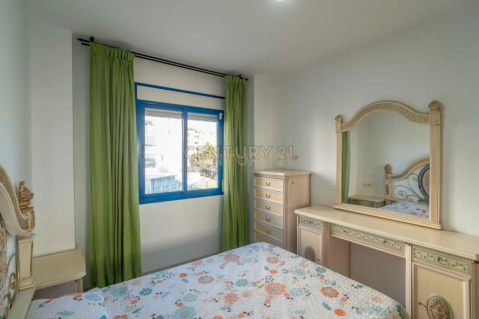 Habitación de Apartamento en venta en Estepona con Jardín privado, Horno y Piscina comunitaria