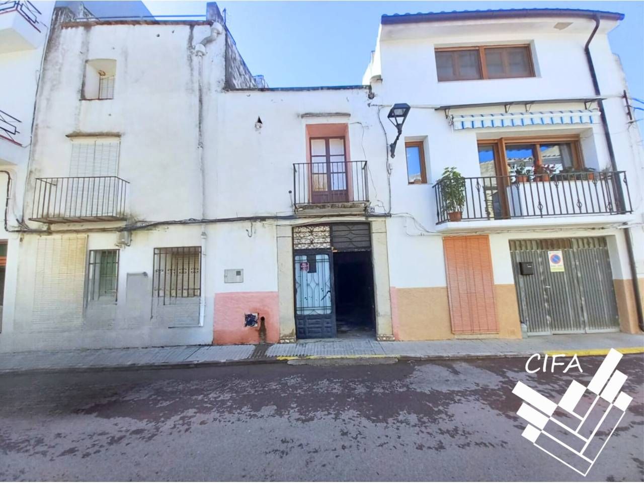 Vista exterior de Casa adosada en venda en La Salzadella amb Terrassa