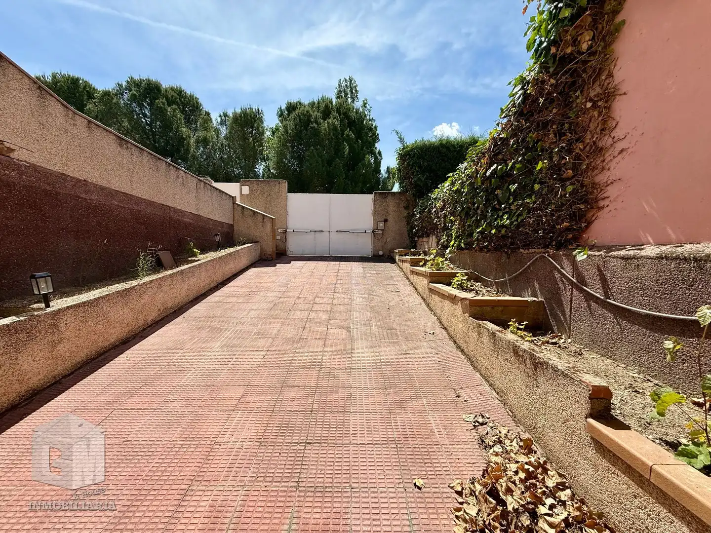 Aparcament de Casa adosada en venda en Las Rozas de Madrid amb Calefacció, Jardí privat i Terrassa