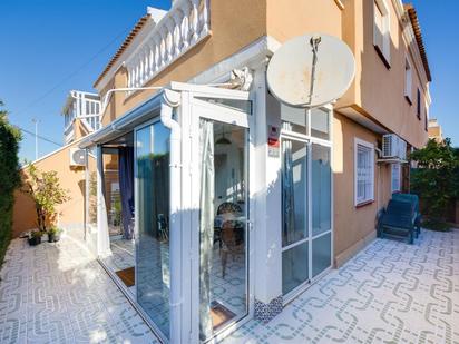 Vista exterior de Casa o xalet en venda en Torrevieja amb Aire condicionat, Terrassa i Piscina