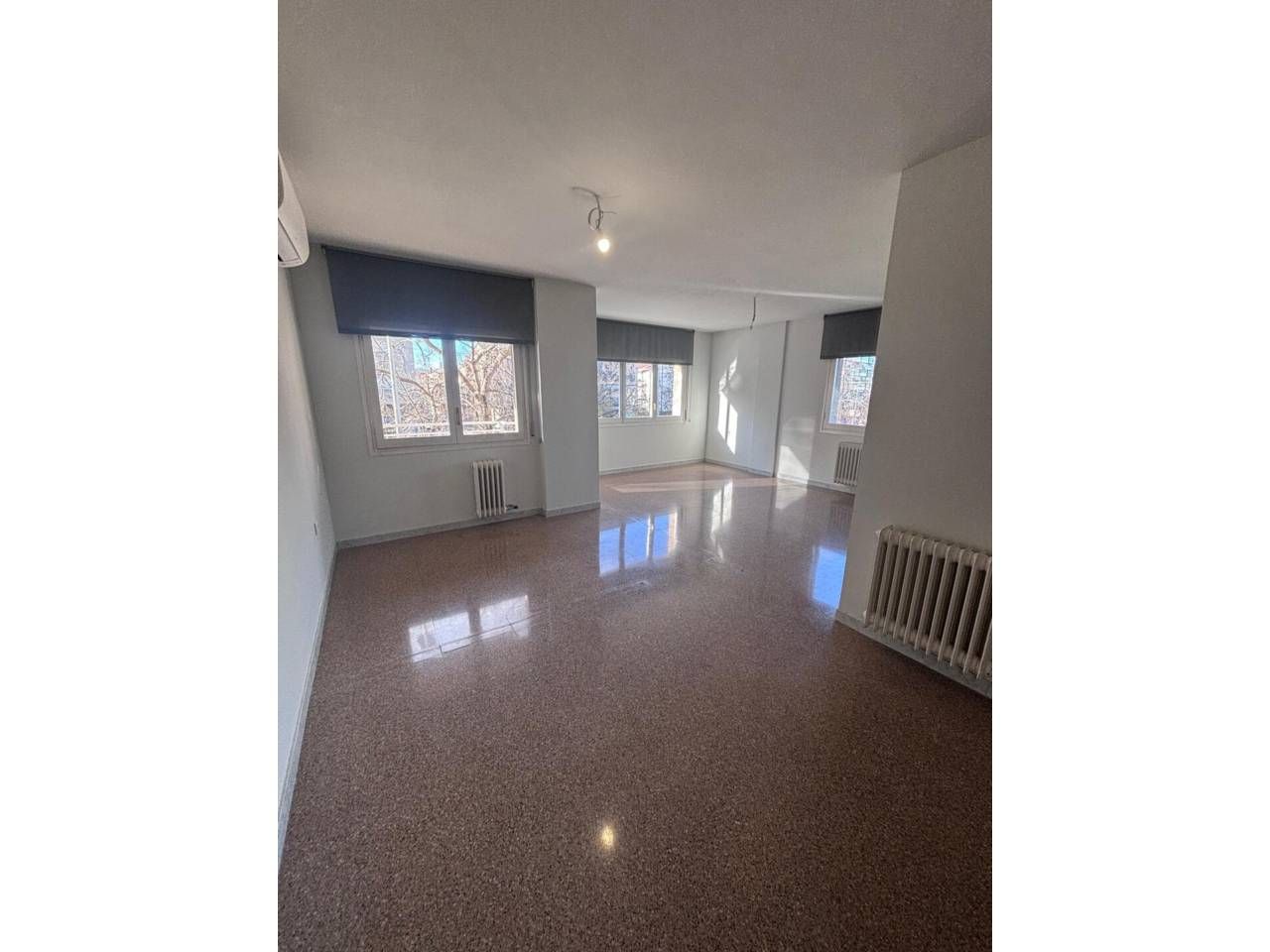 Exterior view of Flat to rent in Girona Capital  with Air Conditioner, Heating and Balcony