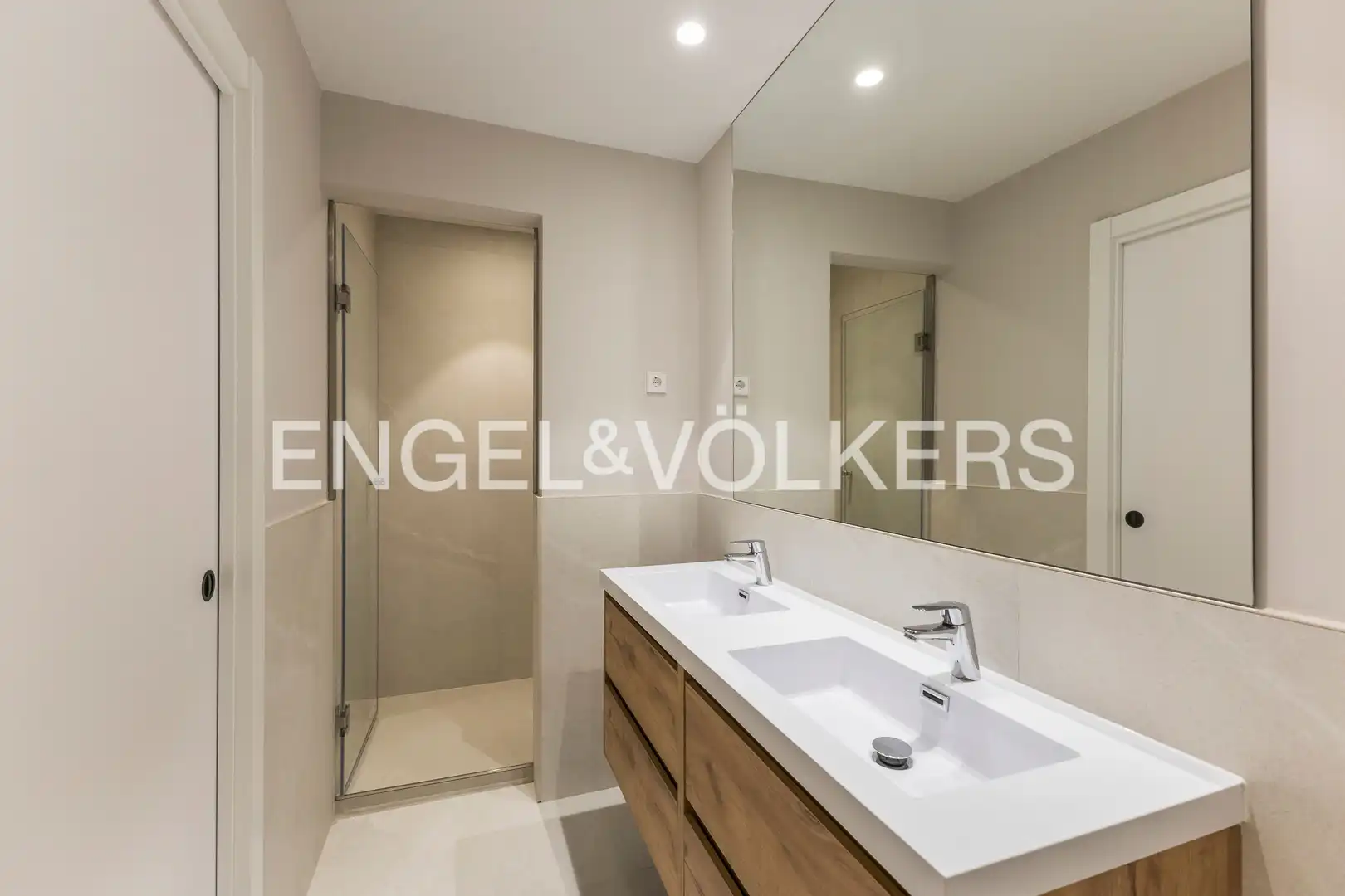 Badezimmer von Wohnung zum Verkauf in Madrid mit Klimaanlage und Heizung
