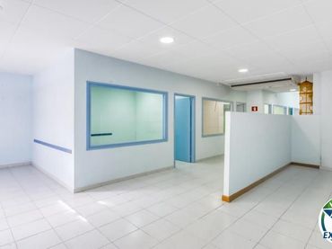 Locale commerciale in vendita a Doctor Fleming