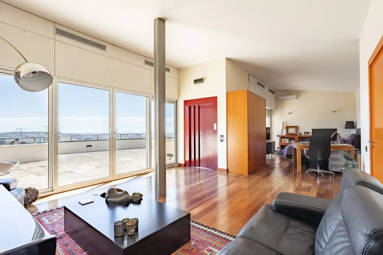 Sala d'estar de Casa o xalet en venda en Esplugues de Llobregat amb Aire condicionat, Calefacció i Terrassa