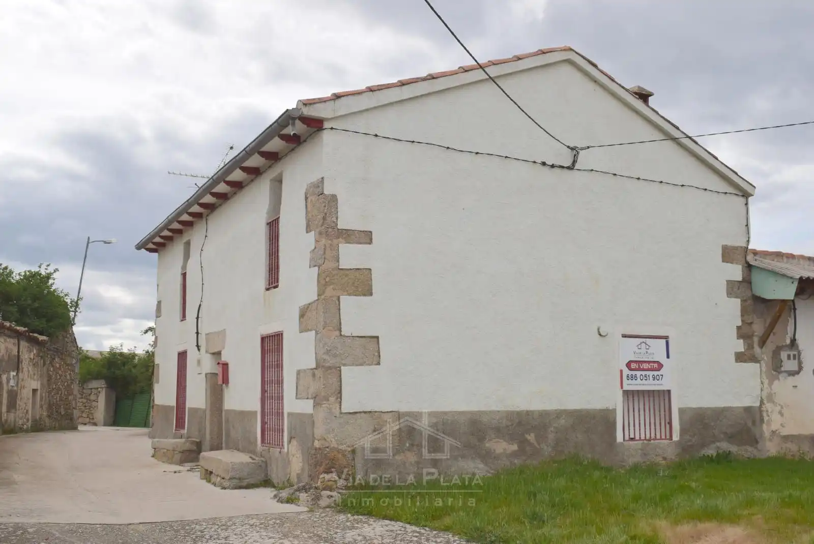 Vista exterior de Casa o xalet en venda en Navamorales amb Calefacció, Terrassa i Traster
