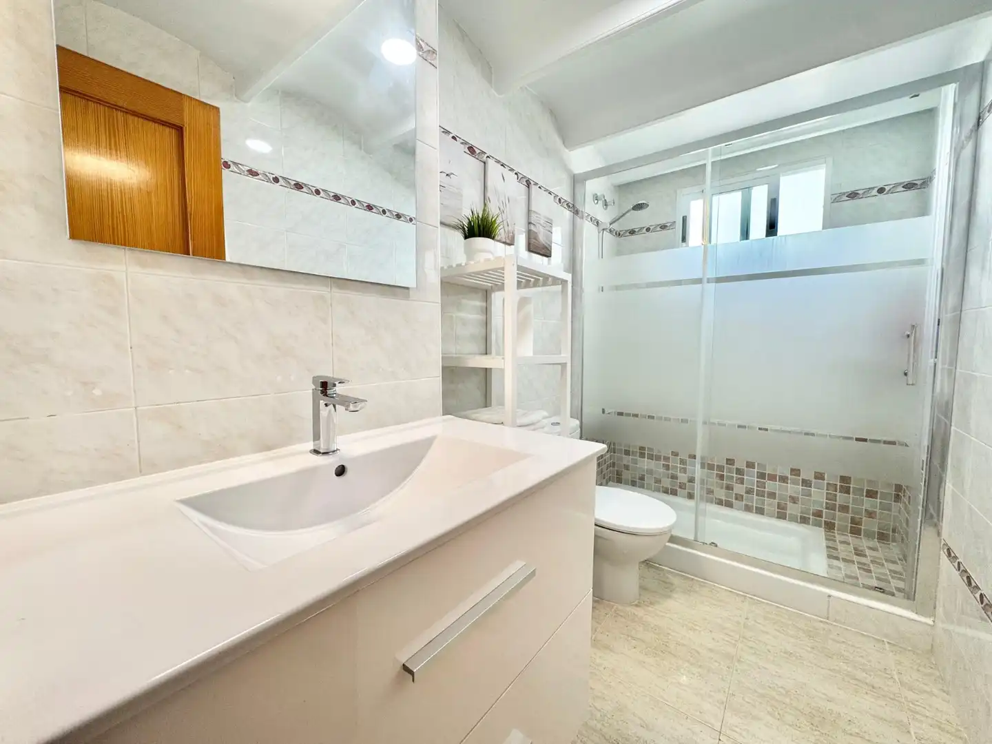 Bany de Apartament de lloguer en Guardamar del Segura amb Aire condicionat, Moblat i Rentadora