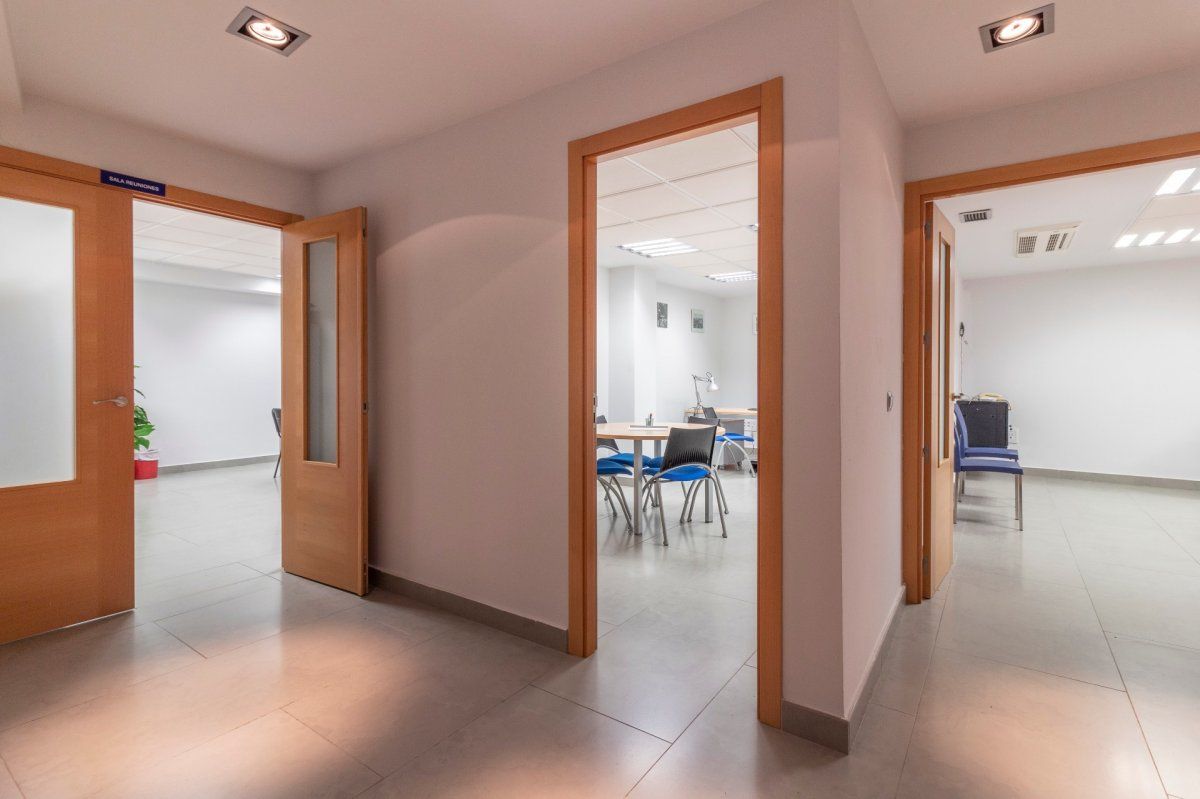 Büro miete in Recas mit Klimaanlage und Möbliert