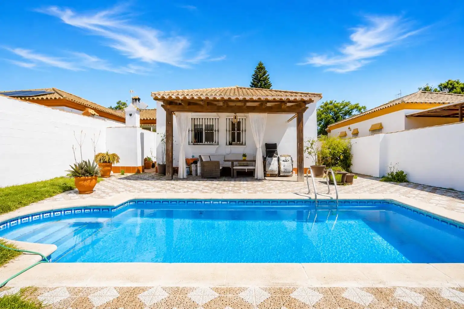 Piscina de Casa o xalet en venda en Chiclana de la Frontera amb Jardí privat, Terrassa i Traster