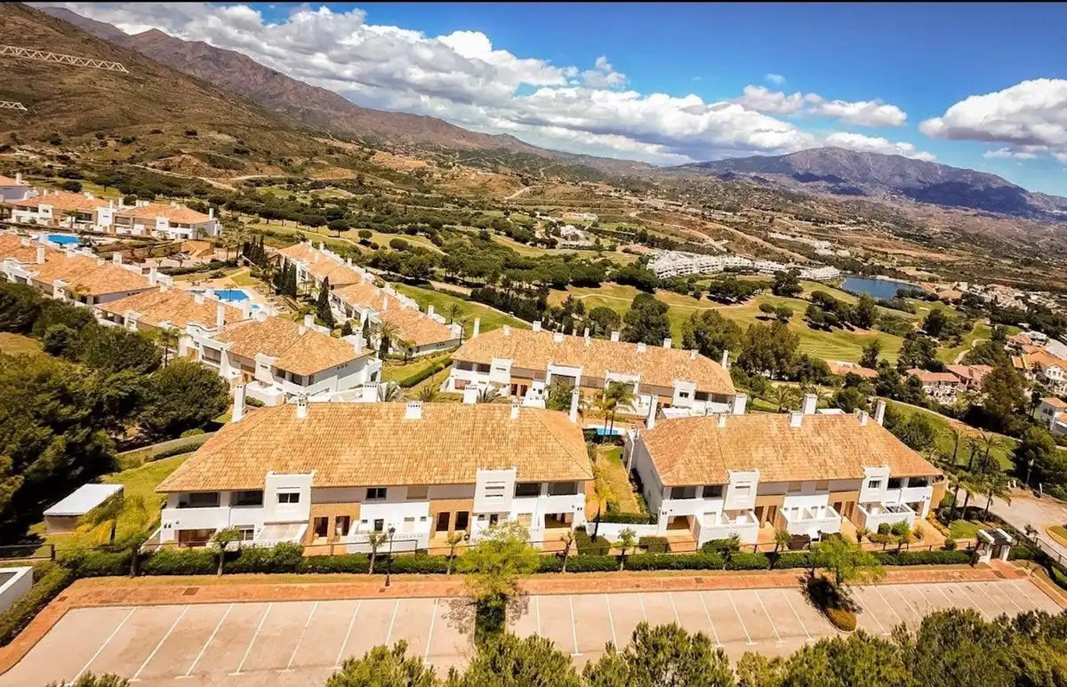 Vista exterior de Casa adosada de alquiler en Mijas con Aire acondicionado, Jardín privado y Terraza