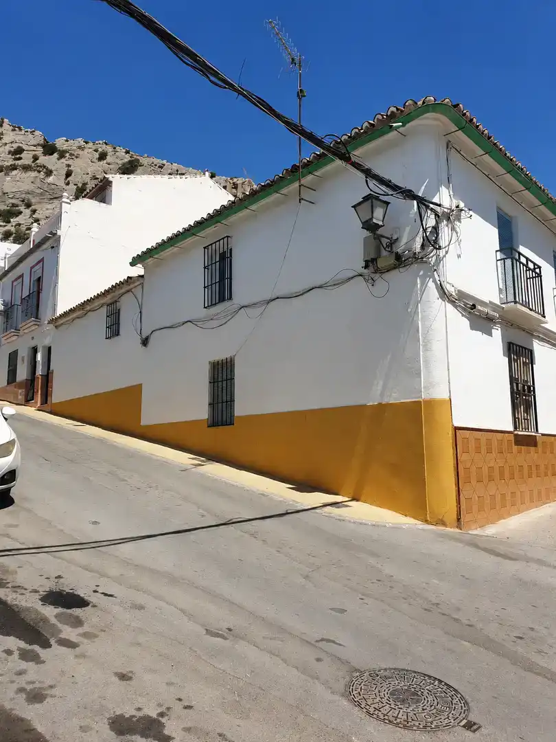 Vista exterior de Casa adosada en venda en Valle de Abdalajís amb Balcó