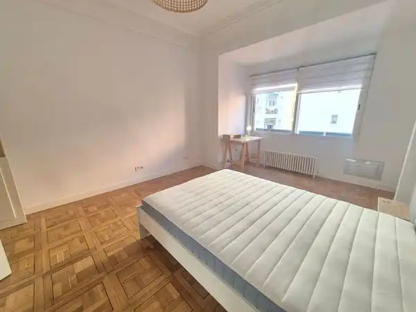 Dormitori de Apartament de lloguer en Madrid amb Aire condicionat, Calefacció i Moblat