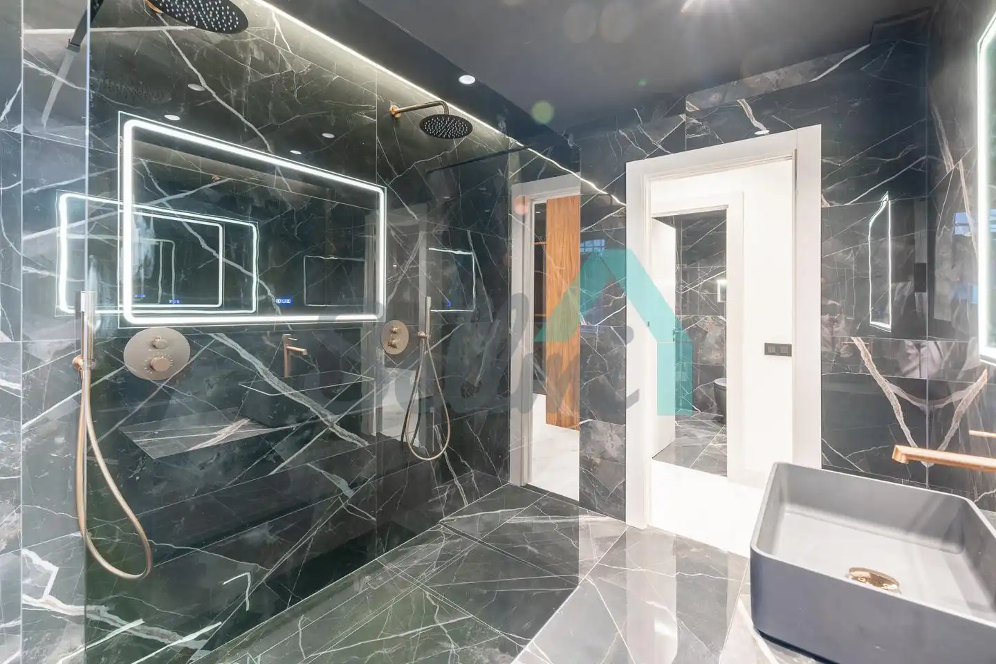 Baño de Piso en venta en Oviedo  con Calefacción, Trastero y Balcón