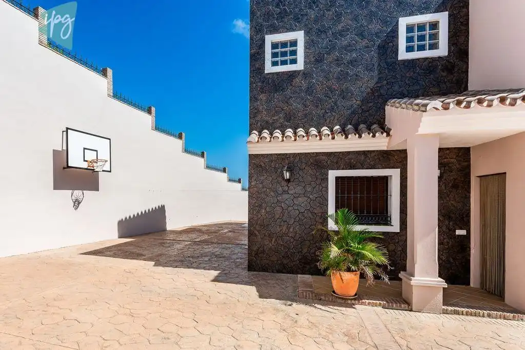 Vista exterior de Casa o xalet en venda en Estepona amb Aire condicionat, Calefacció i Jardí privat