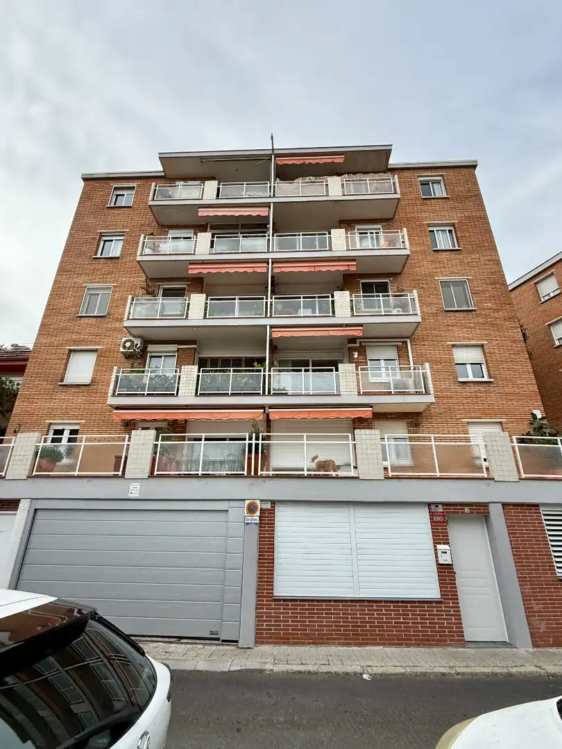 Vista exterior de Local en venda en Barcelona amb Aire condicionat, Calefacció i Moblat