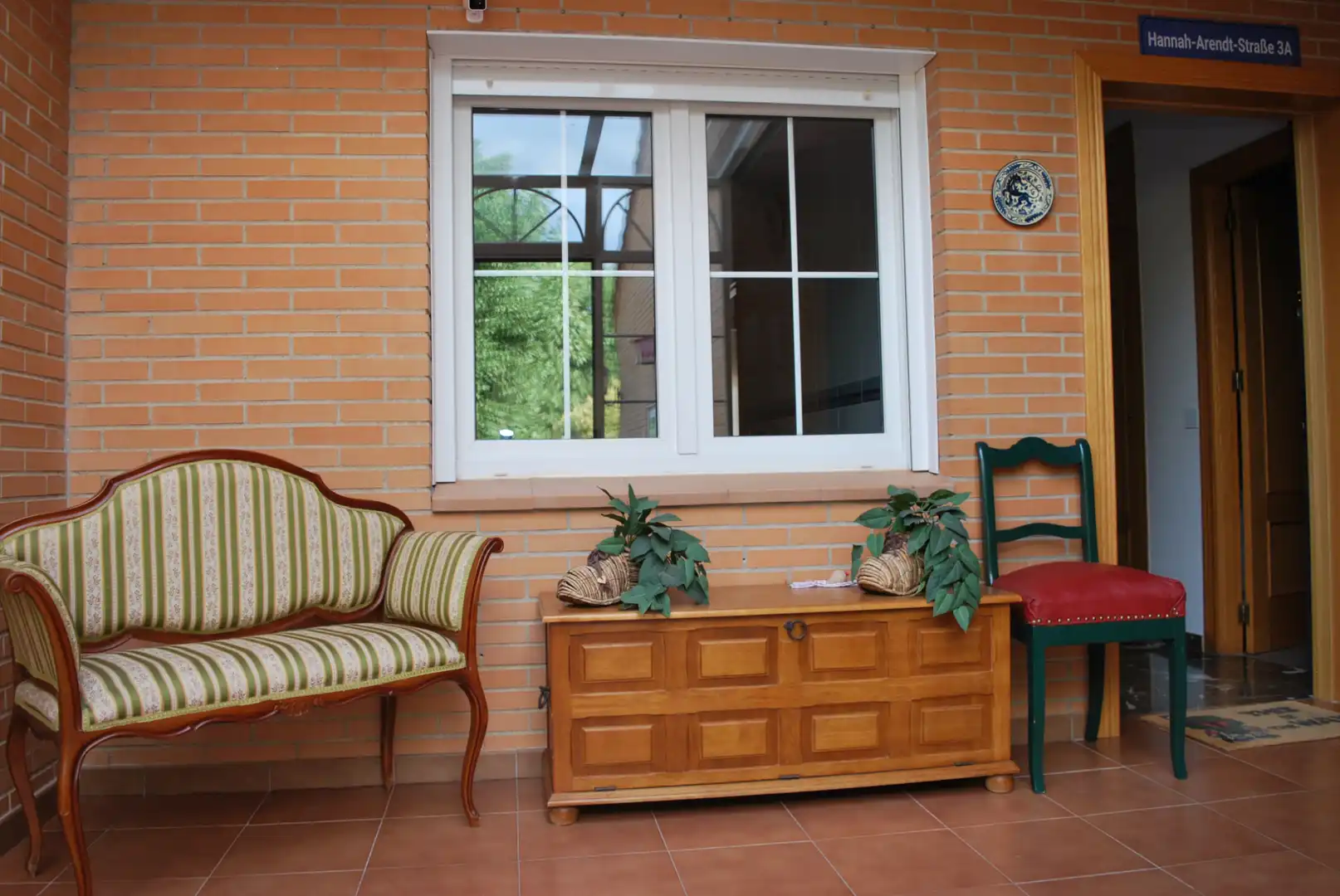 Terrasse von Einfamilien-Reihenhaus zum Verkauf in Valdemorillo mit Privatgarten, Terrasse und Abstellraum