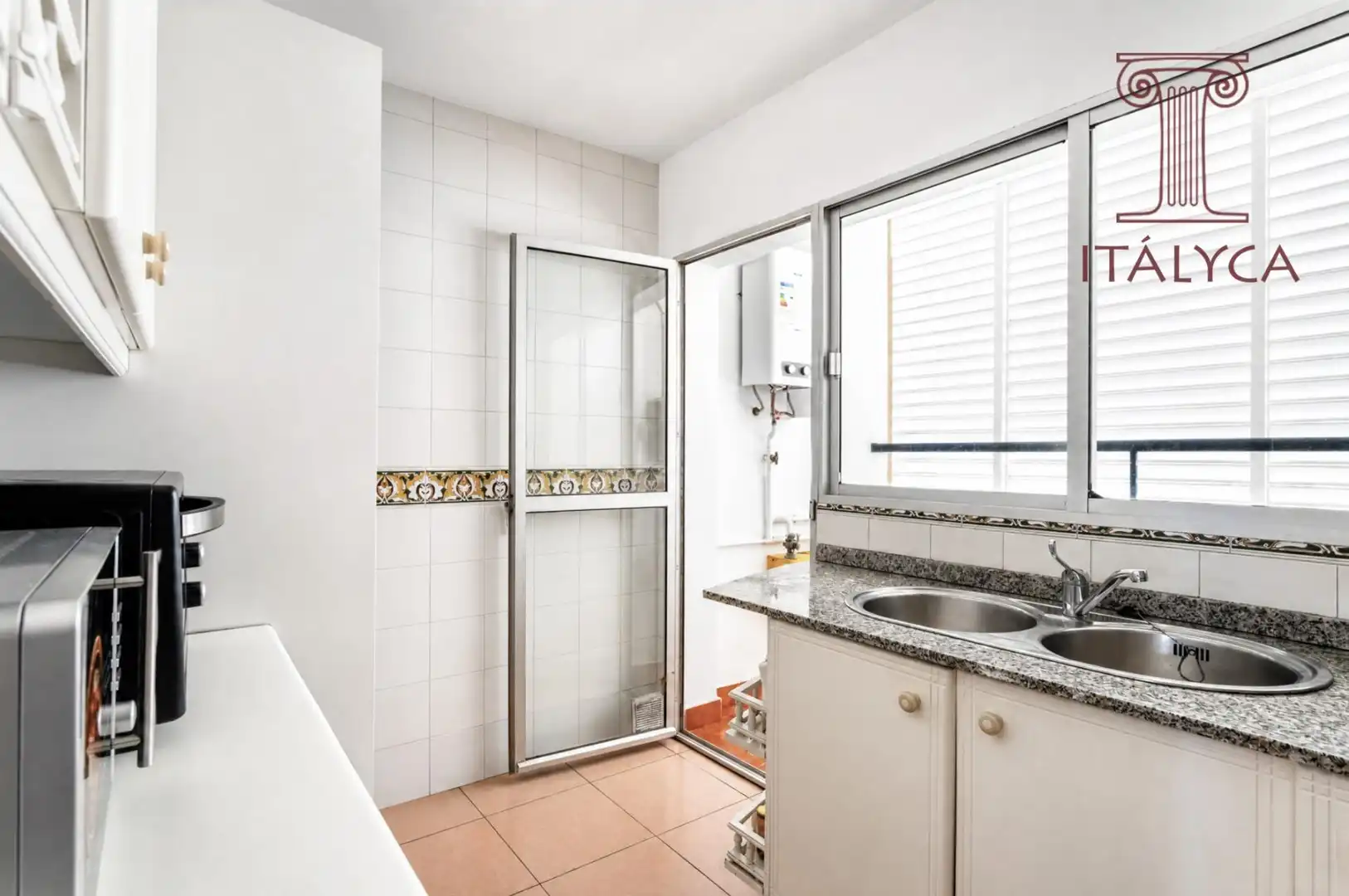 Bathroom of Flat for sale in Sevilla  with Air Conditioner, Heating and Terrace