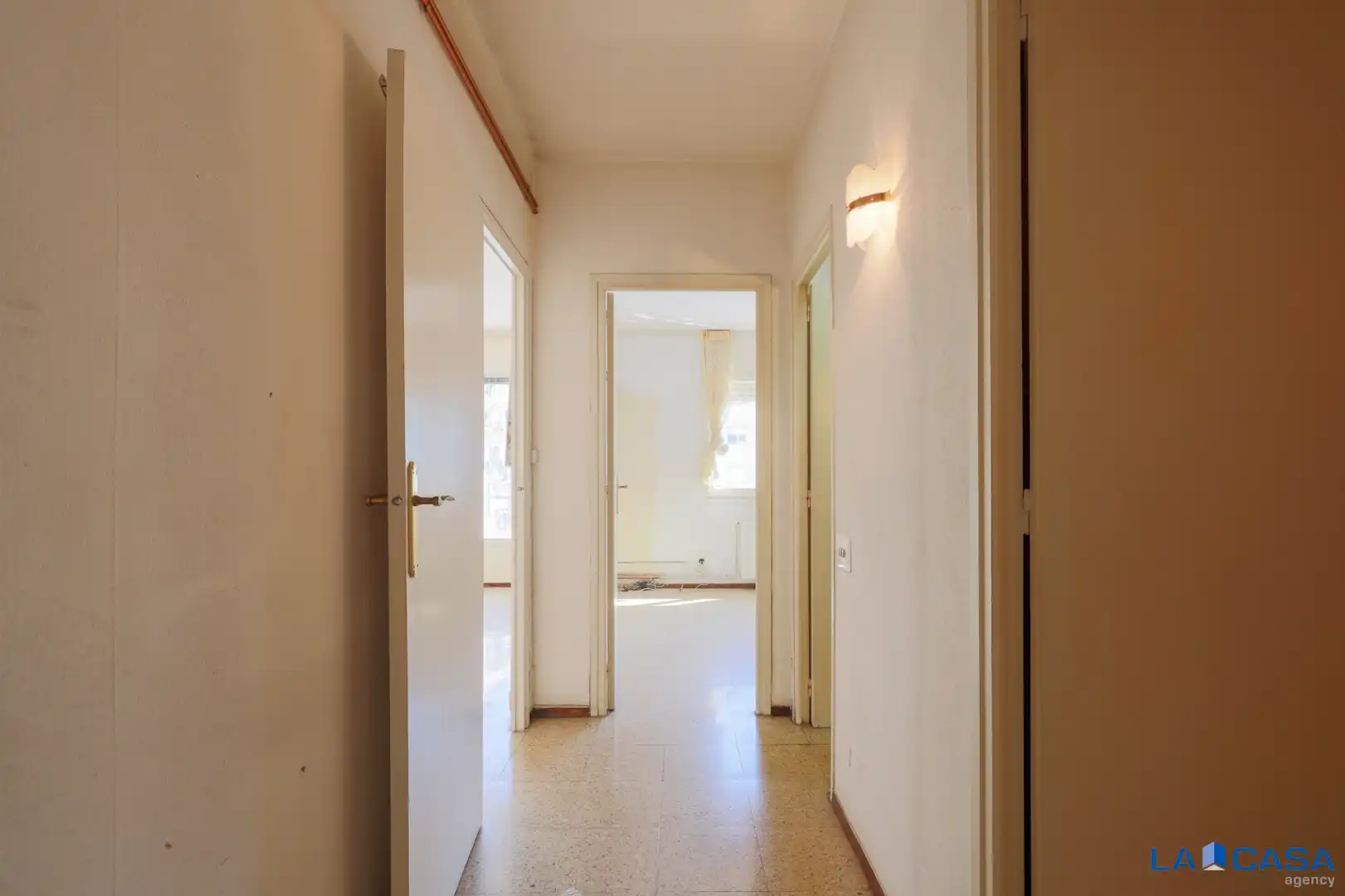 Wohnung zum Verkauf in Barcelona mit Klimaanlage, Heizung und Ofen