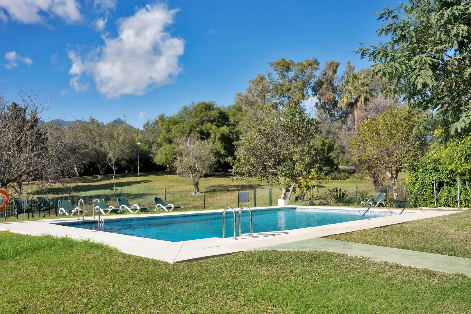 Piscina de Apartamento de alquiler en Marbella con Calefacción, Jardín privado y Amueblado