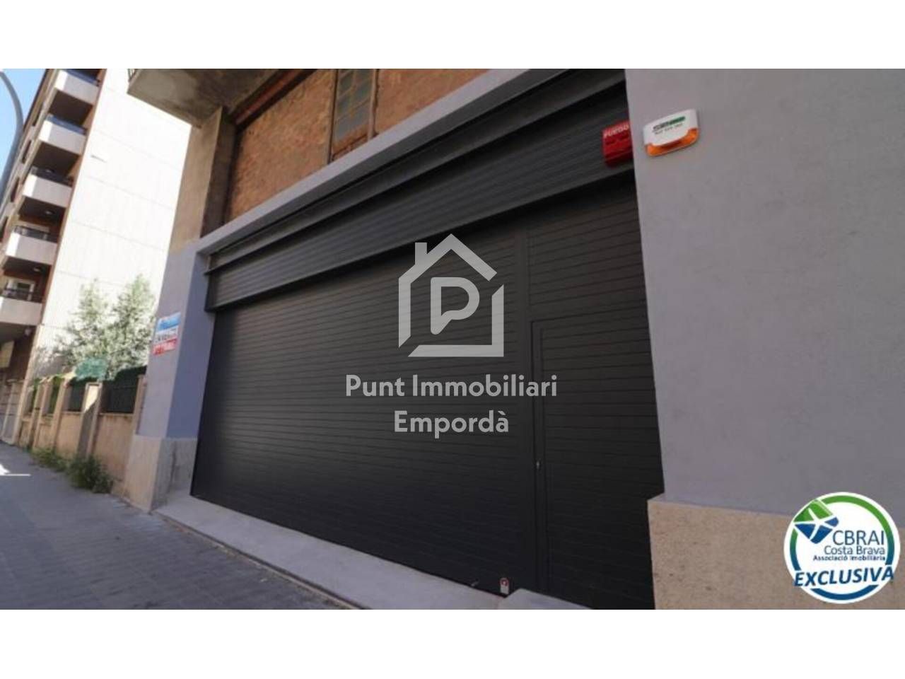 Aparcament de Local en venda en Figueres